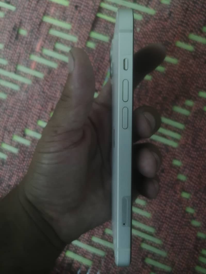 Apple iPhone 13 8