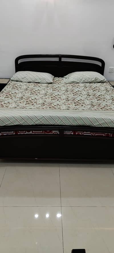 Classic Dark Brown Bed  2 Side Tables Aur Mattress Ke Sath