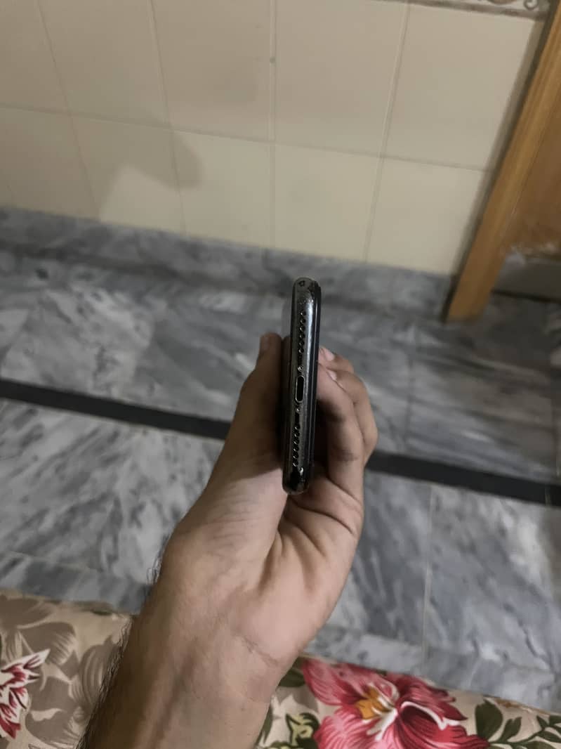 Apple iPhone X 4