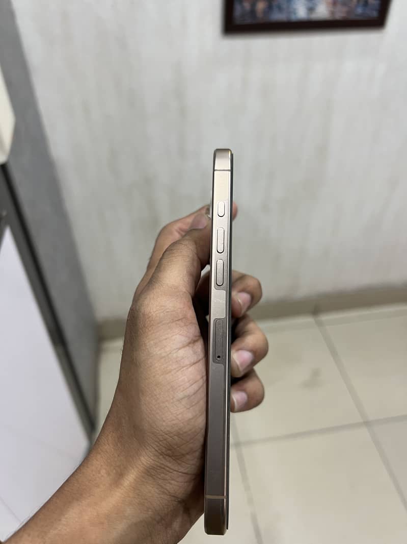 Apple iPhone 16 Pro Max 1