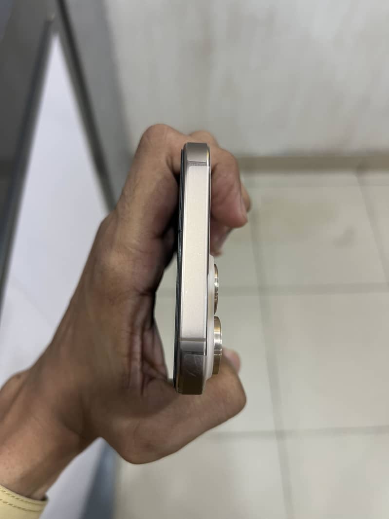 Apple iPhone 16 Pro Max 4