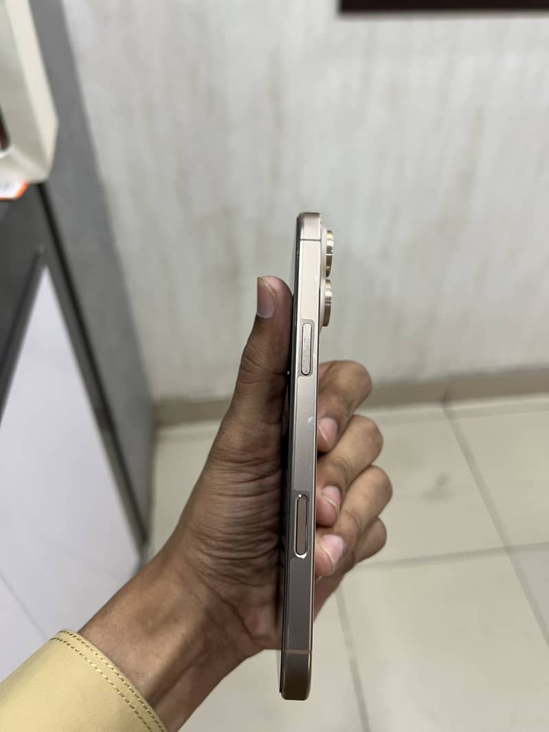 Apple iPhone 16 Pro Max 7