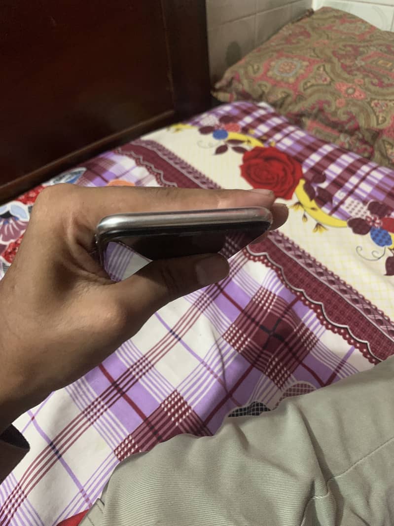 Apple iPhone X 4