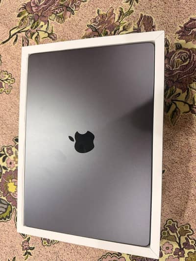 Apple Mac book M5 pro