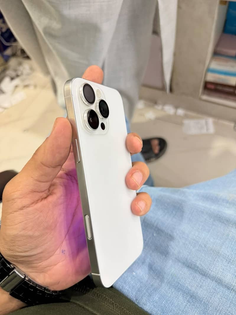 Apple iPhone 16 Pro Max 1