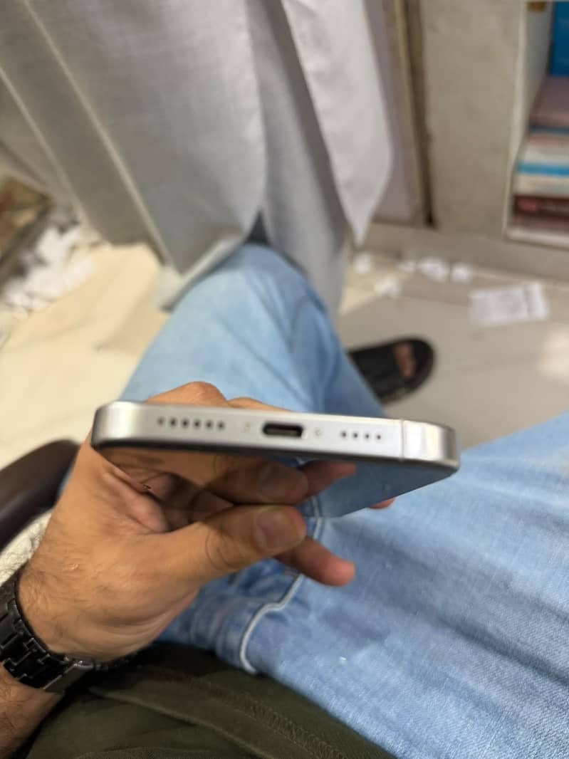 Apple iPhone 16 Pro Max 3