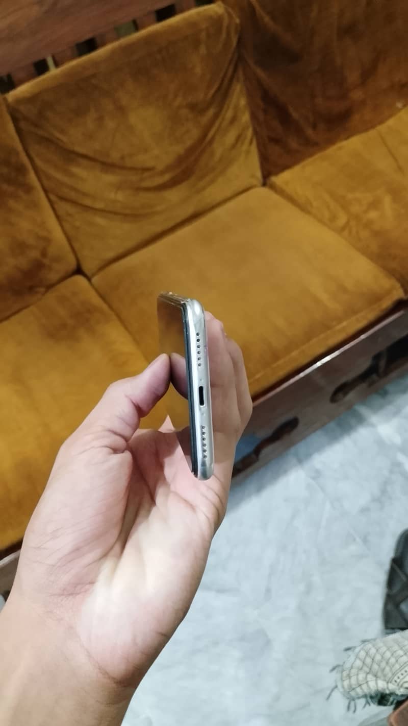 Apple iPhone X 4