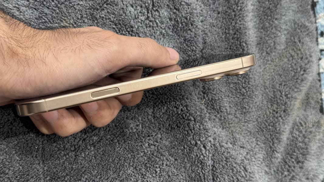 Apple iPhone 16 Pro Max 6