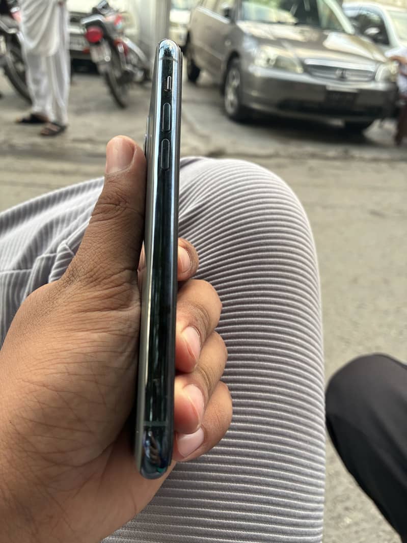 Apple iPhone 11 Pro 4