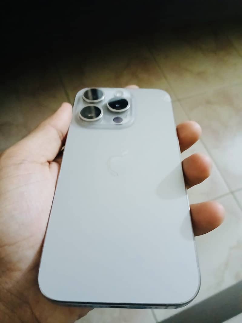 Apple iPhone 15 Pro 4