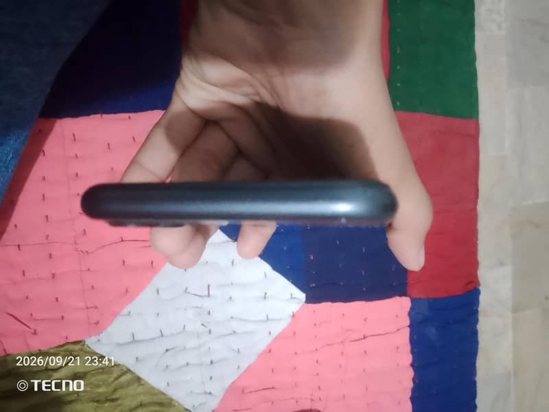 Apple iPhone 11 4