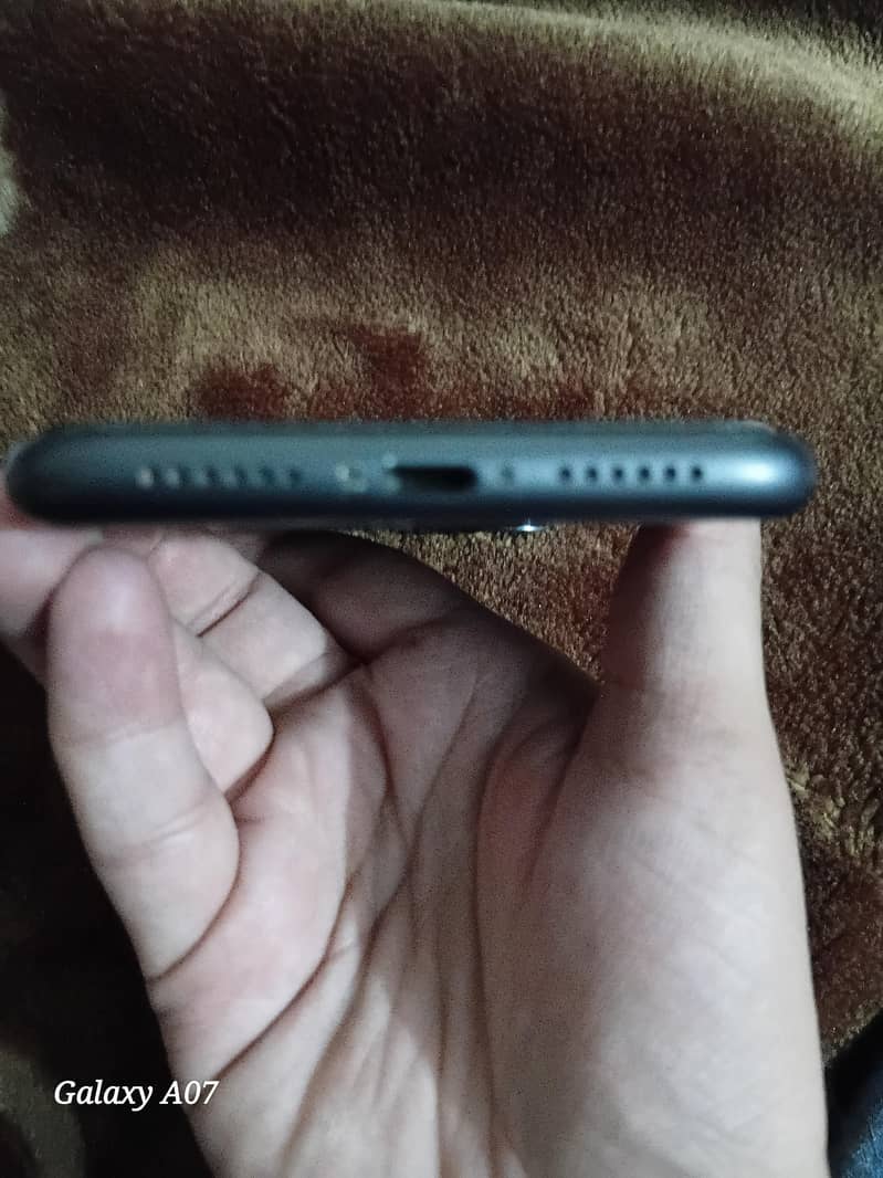 Apple iPhone 11 4