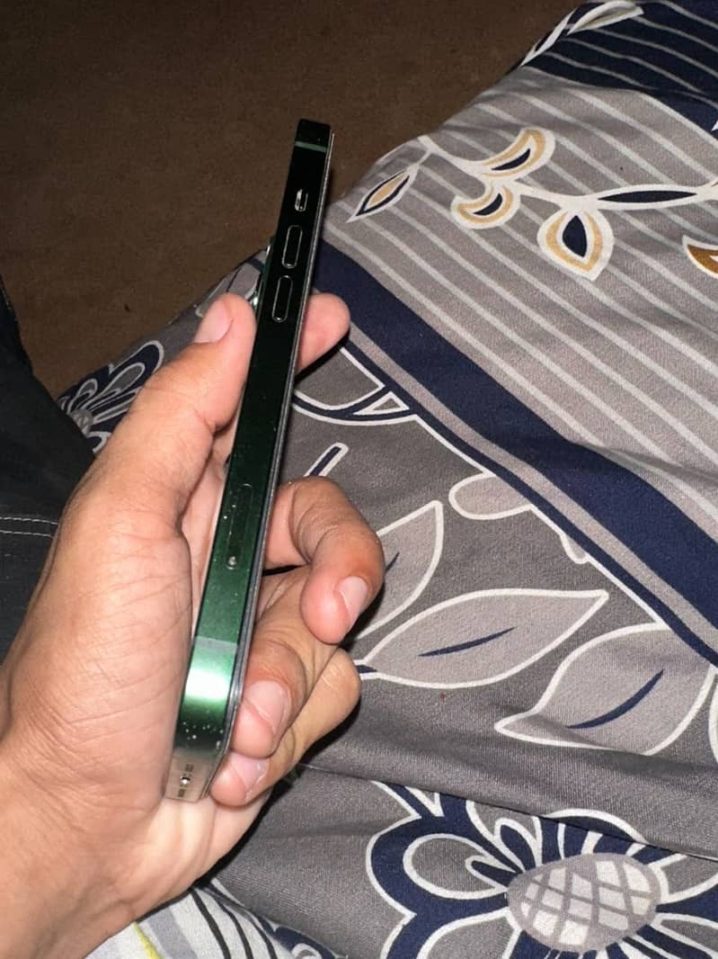 Apple iPhone 13 8