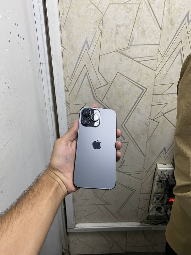 Apple iPhone 14 Pro Max 1