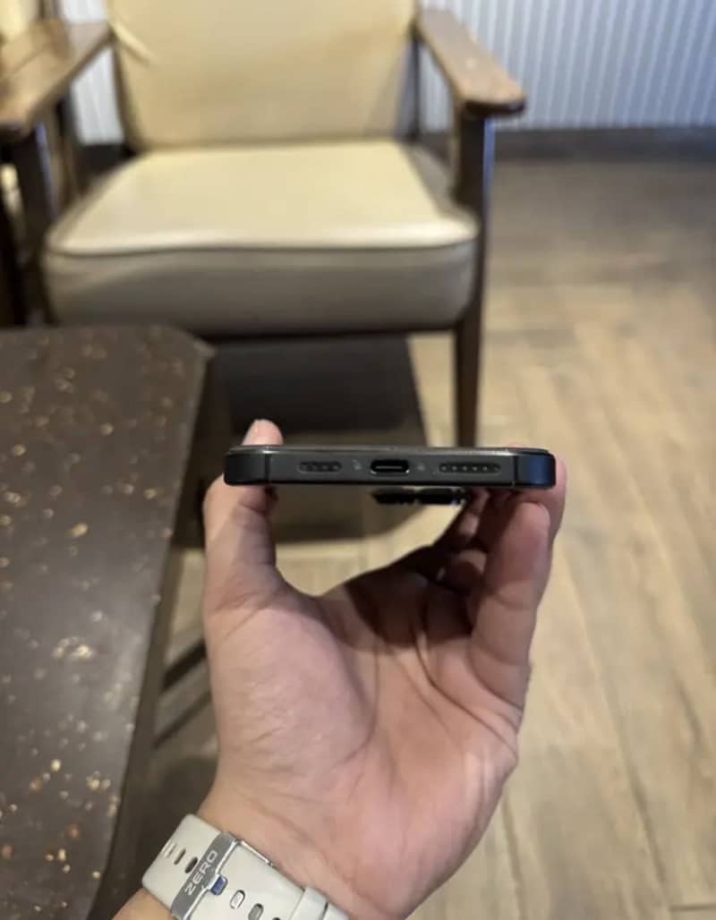 Apple iPhone 16 Pro Max 2