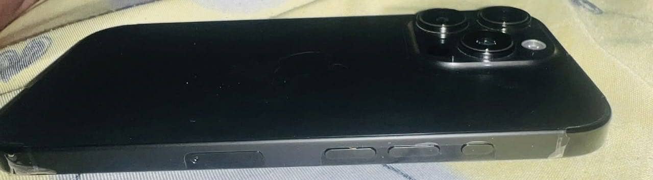 Apple iPhone 16 Pro 3
