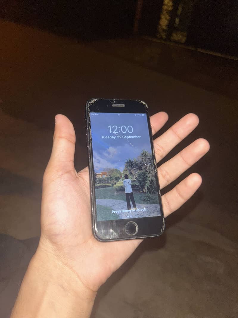 Apple iPhone 7 0