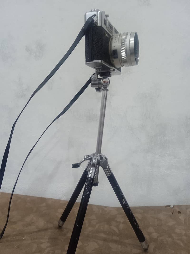 camera with flash and stand 0