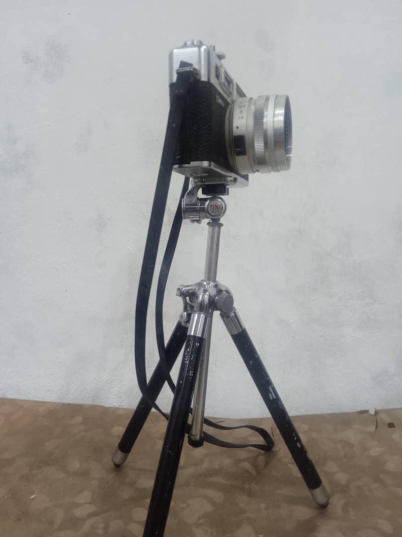 camera with flash and stand 1