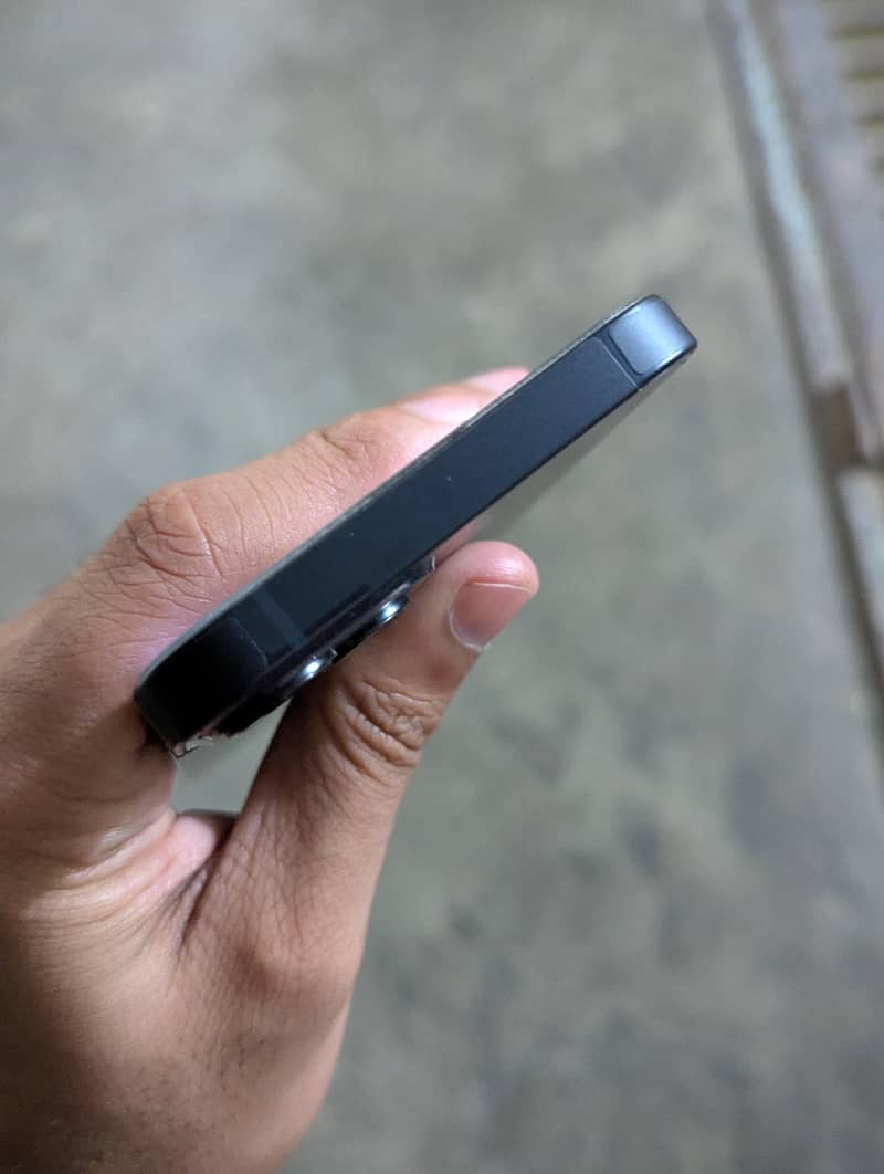 Apple iPhone 13 5