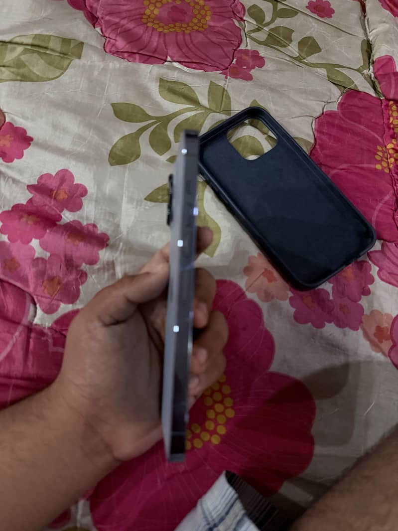 Apple iPhone 13 Pro Max 4