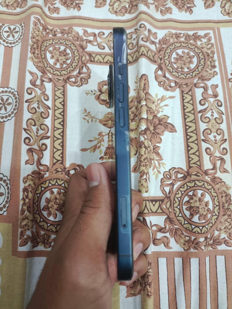 Apple iPhone 13 4