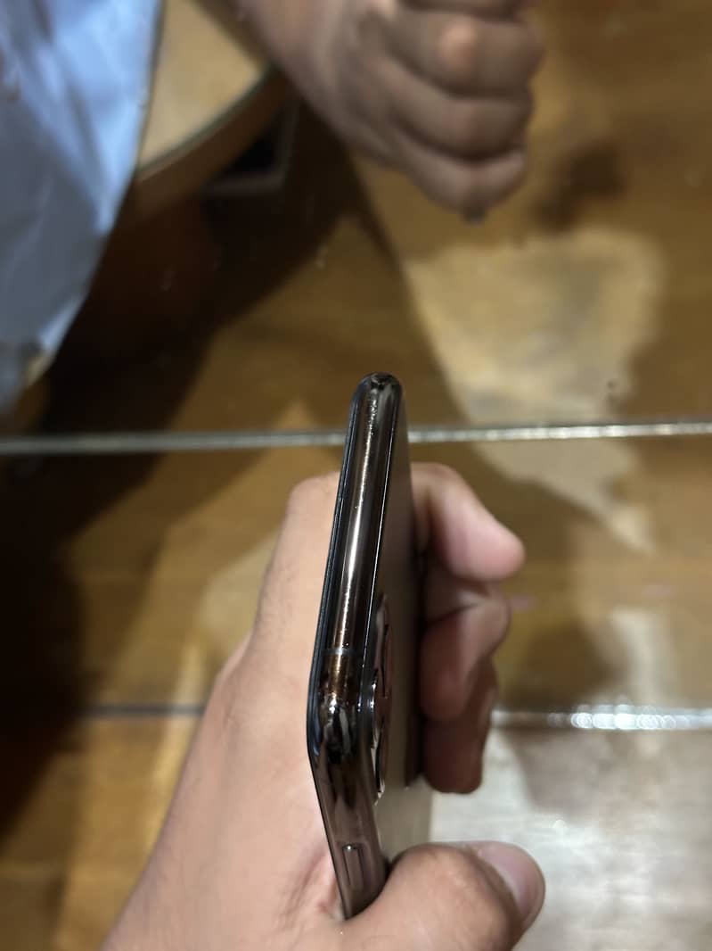 Apple iPhone 11 Pro Max 4