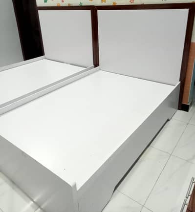 2 beds 2 side table