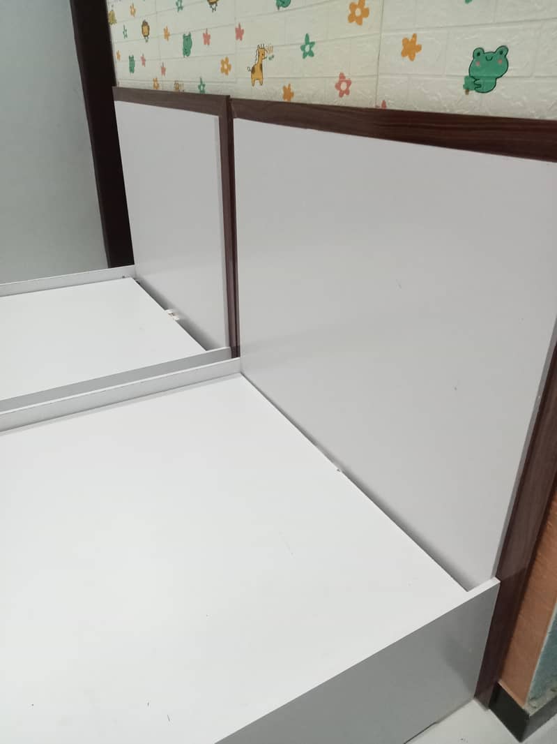 2 beds 2 side table 2