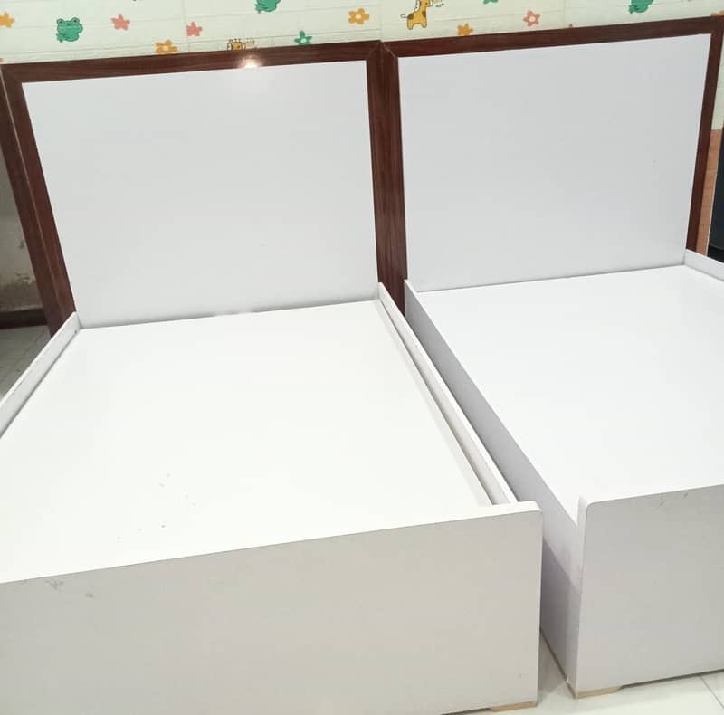 2 beds 2 side table 3