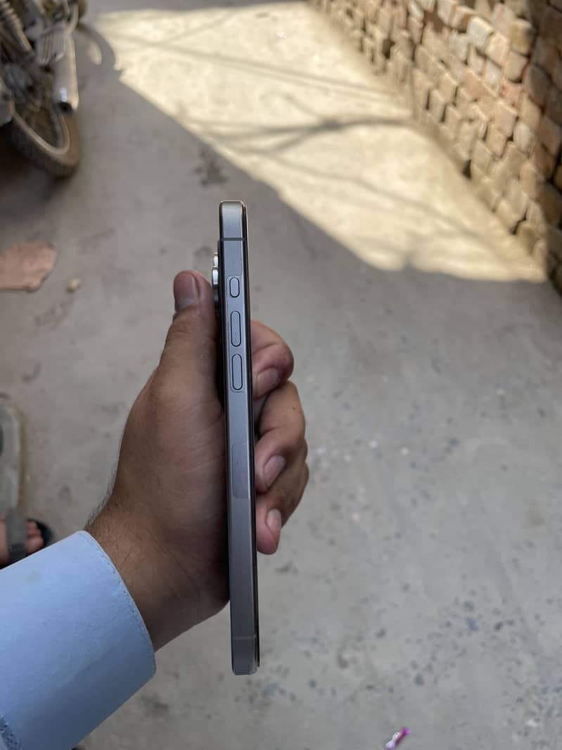 iPhone 15 pro max 6