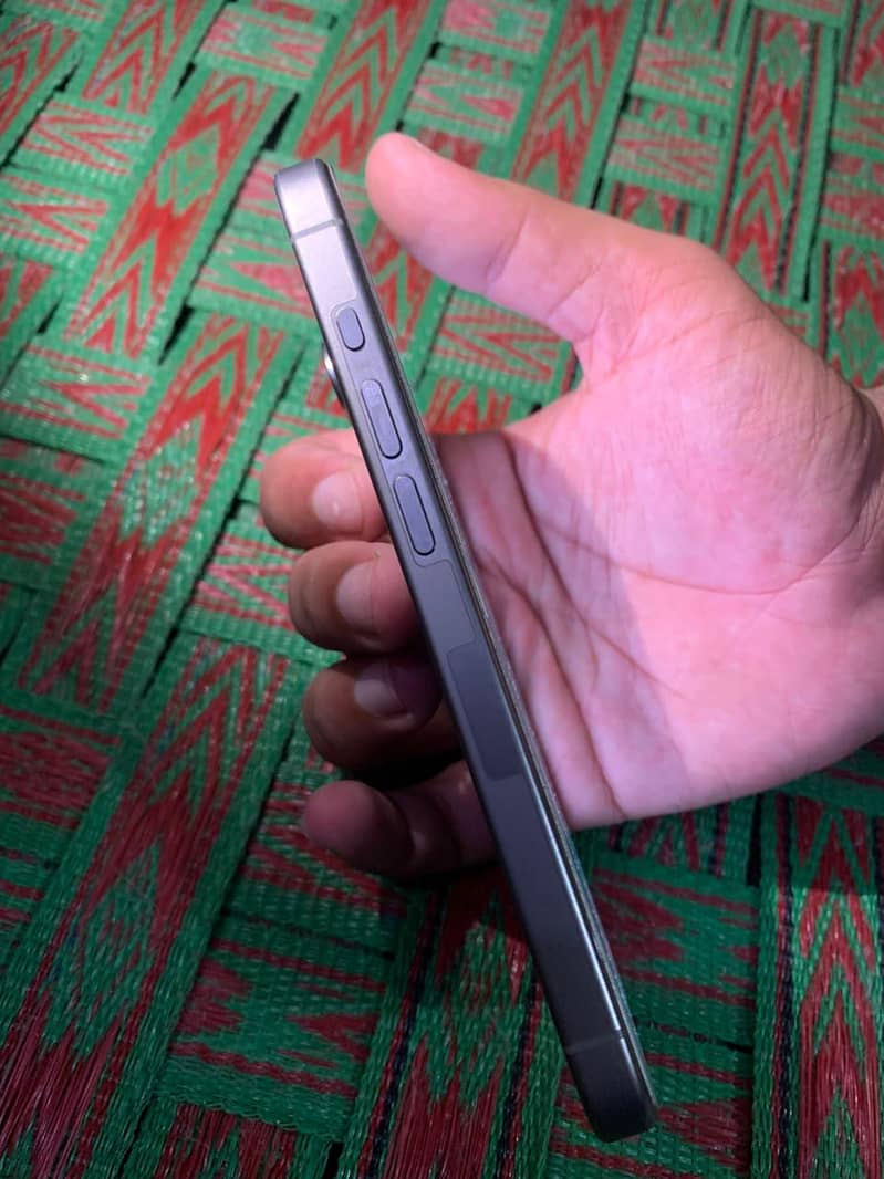 Apple iPhone 15 Pro 3