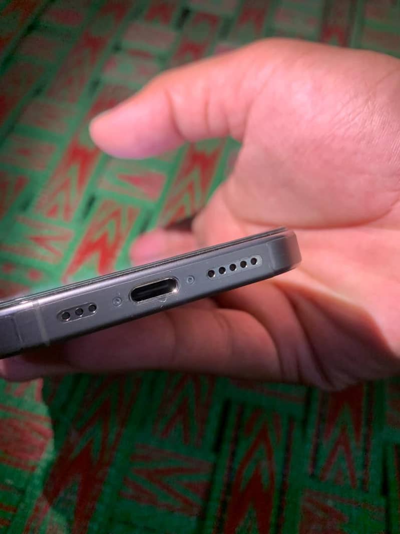 Apple iPhone 15 Pro 4