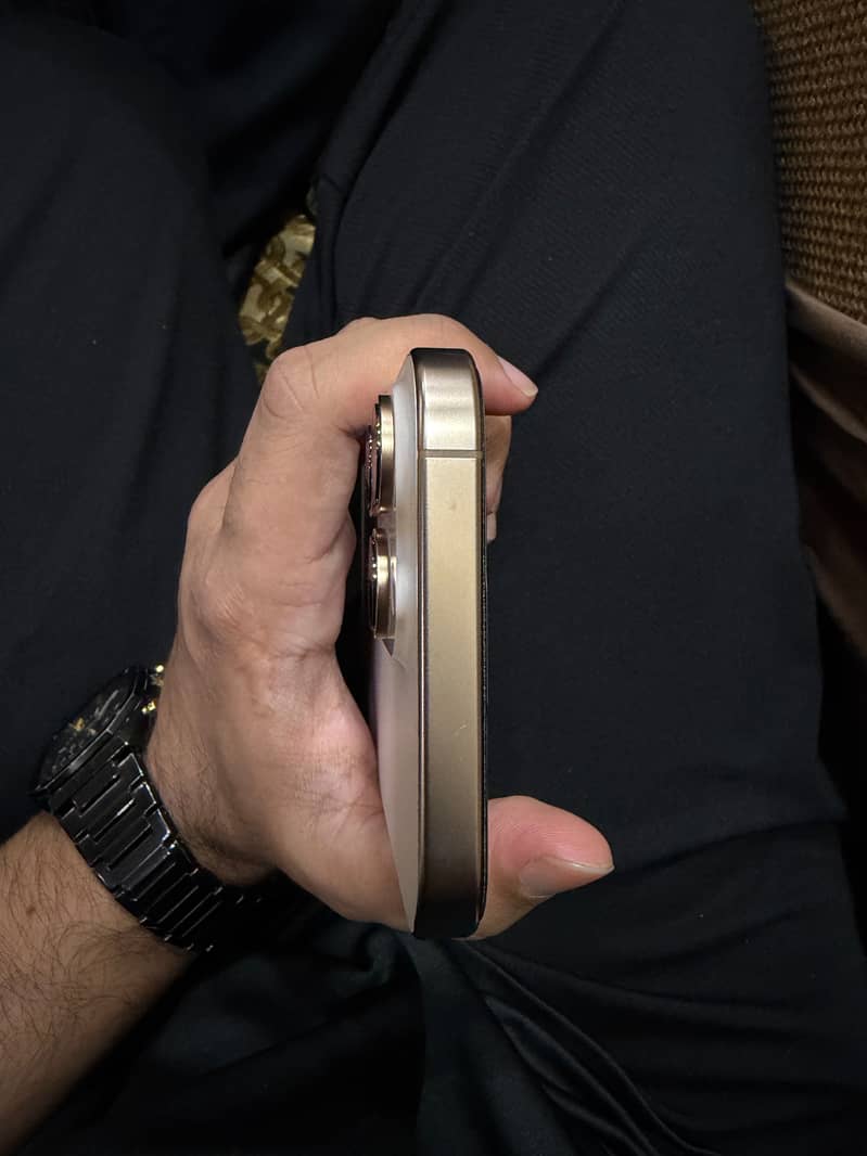 Apple iPhone 16 Pro Max 4