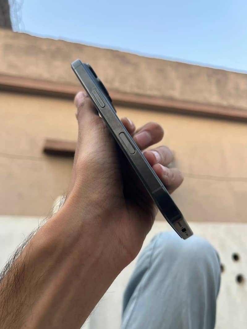 Apple iPhone 16 Pro 0