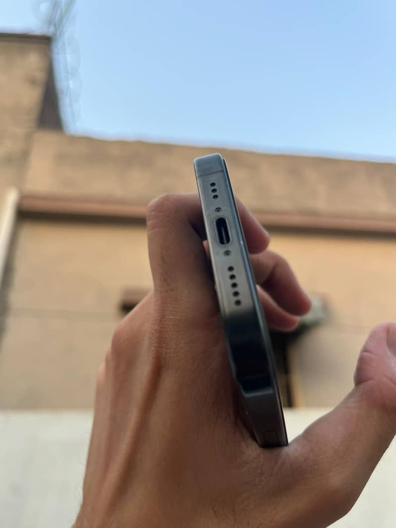 Apple iPhone 16 Pro 2