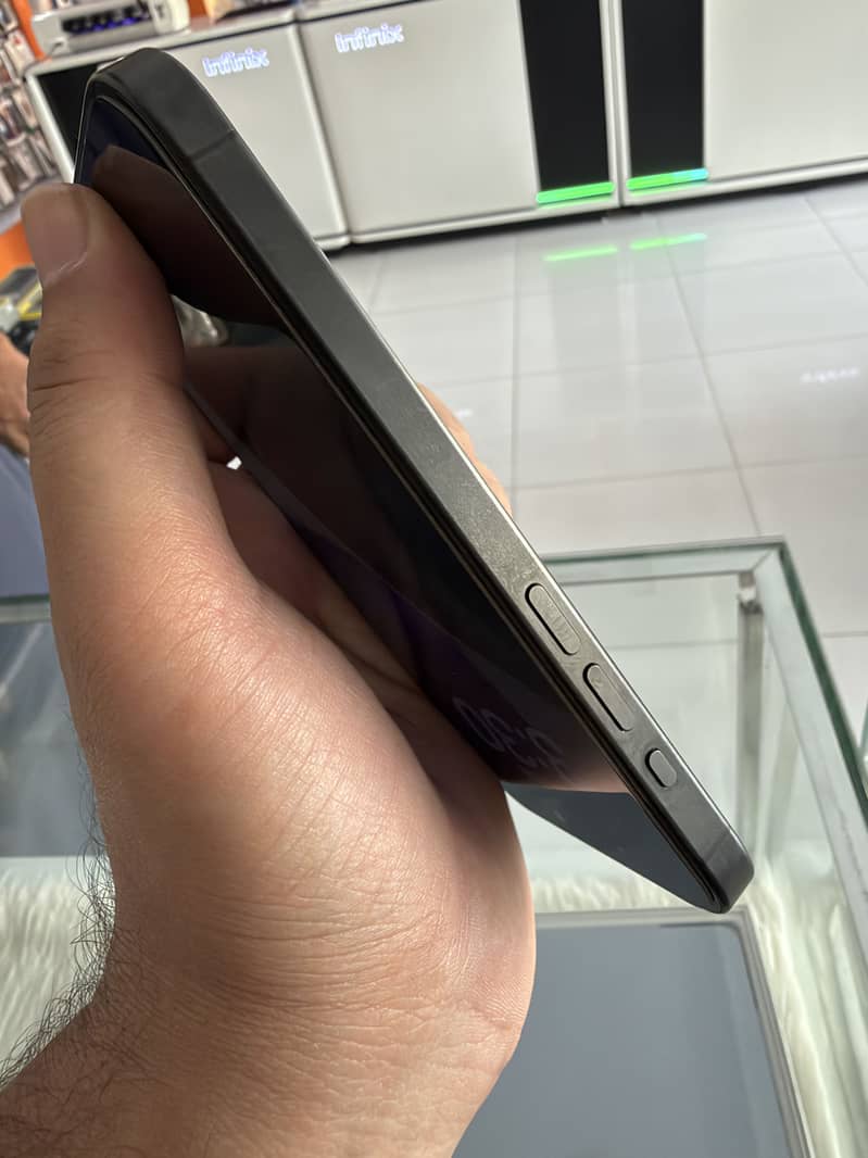 Apple iPhone 15 pro 4