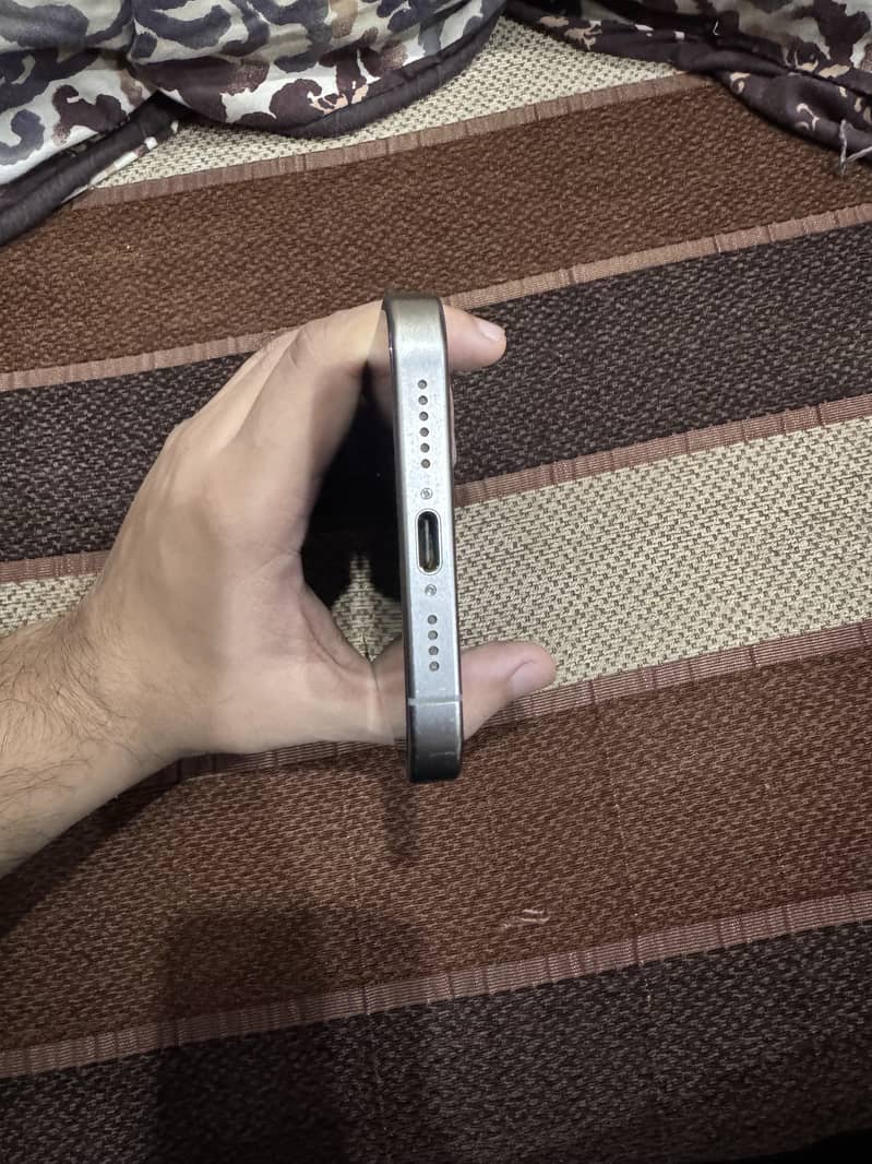 Apple iPhone 15 Pro Max 4