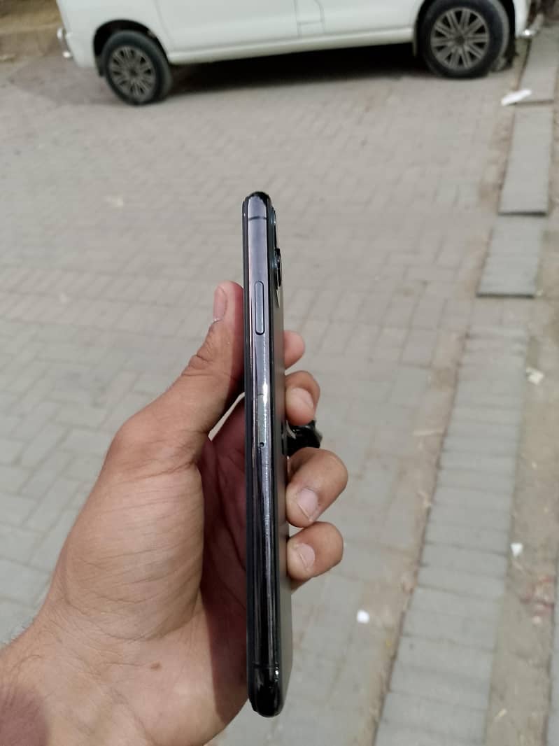 Apple iPhone 11 Pro Max 2