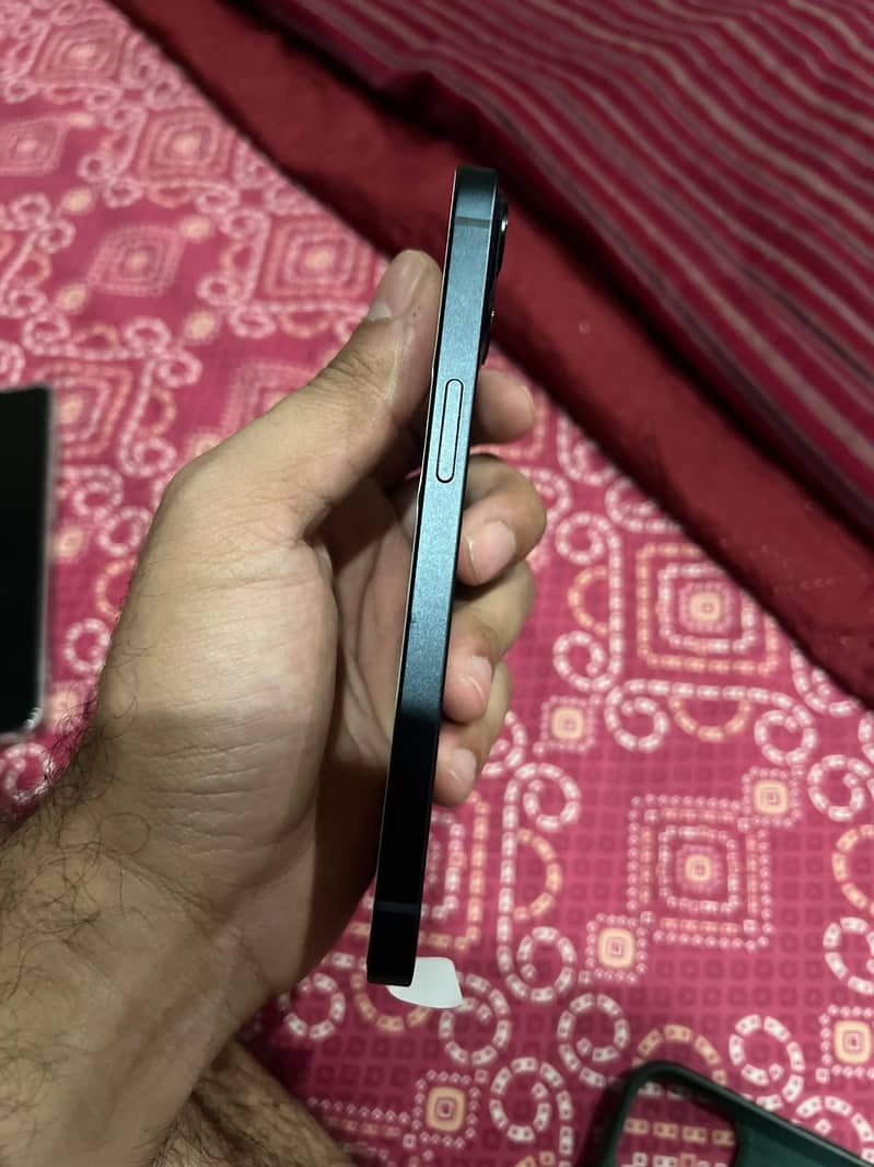 Apple iPhone 13 2