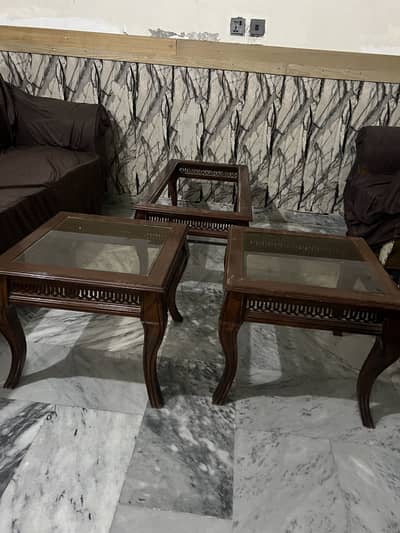 2 choty table hain aur 1 bara table hai bary table ka glass Ni hai