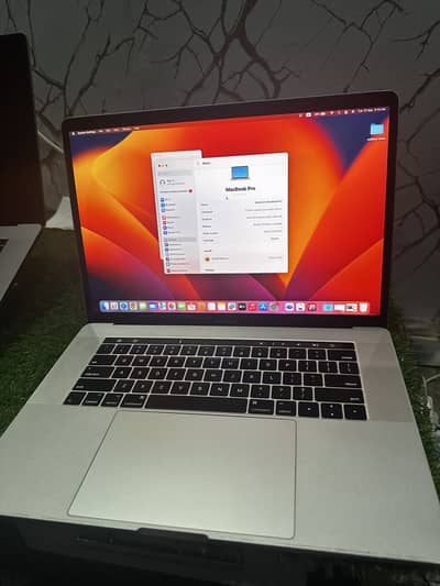 Macbook pro 2017 15inch 16/256