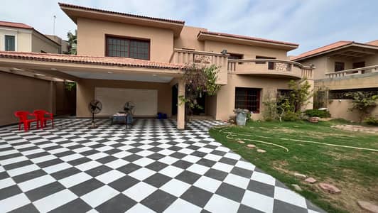 1000 Yard Spanish Villa 6 Bed Plus Study For Rent