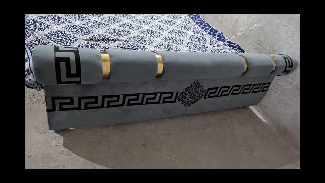 complete bed set  in excellent condition 3