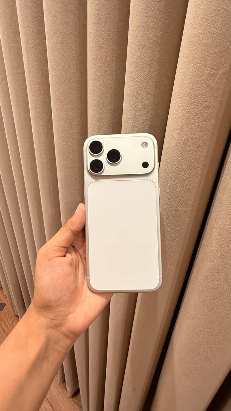 Apple iPhone 17 Pro Max 1