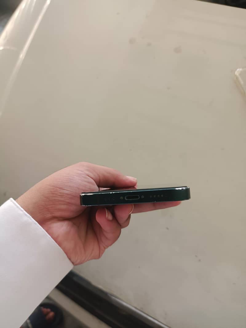 Apple iPhone 13 2