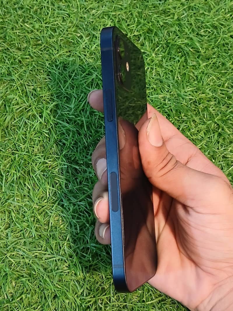 Apple iPhone 12 4