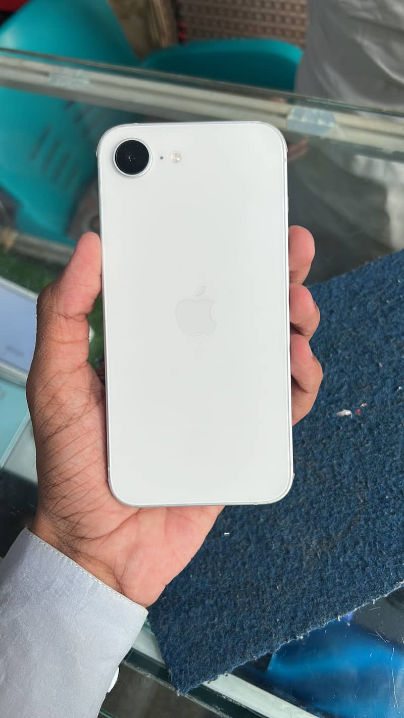 Apple iPhone 16e 0