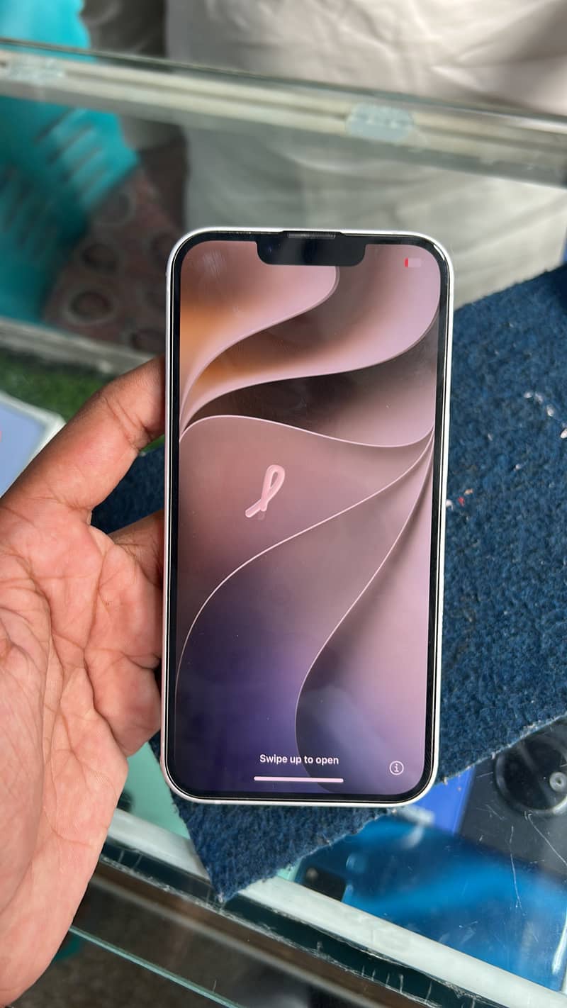 Apple iPhone 16e 1