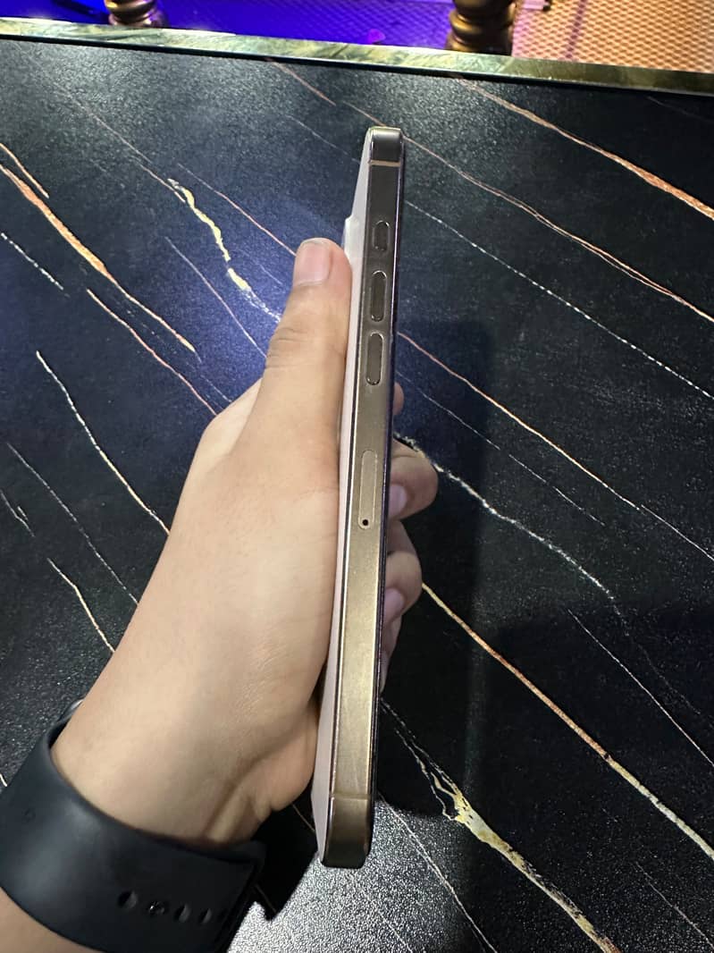 Iphone 16 Pro max 4